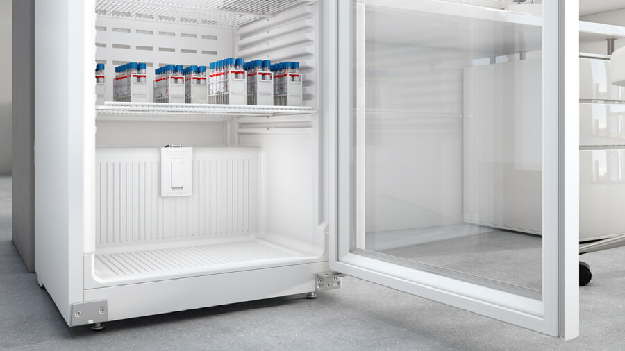 Fondo del refrigerador con tubos de ensayo en un laboratorio.